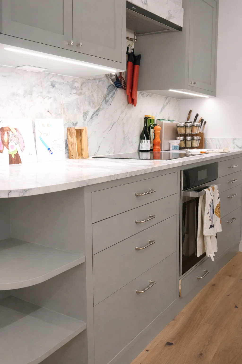 Kitchen preparation space with wall cabinets